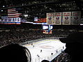 Innenraum und Banner mit den nicht mehr zu vergebenden Trikotnummern der New York Islanders (2007)