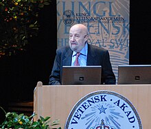 Giovanni Jona-Lasinio presentant la lectura del Premi Nobel de Yoichiro Nambu