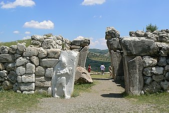 La porte du Roi, avec le bas-relief du dieu-guerrier restauré et les restes de ses arches paraboliques.