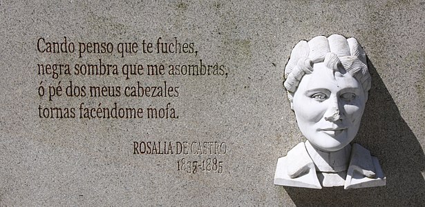 Placa en honor de Rosalía en la Plaza Mayor de Lugo.