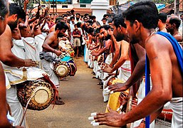 Un orchestre Panchavadyam lors d'une célébration religieuse.