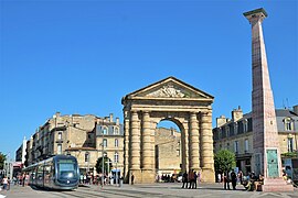 Photographie de la place de la Victoire. À gauche, un tramway quitte la place.