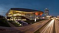 Il BMW Welt con in secondo piano la torre e il museo BMW