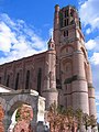 Cathédrale. Au premier plan, quelques arches, vestiges du cloitre de l'ancienne cathédrale démolie au XIIIe siècle.