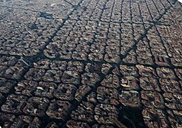 Vue aérienne de l'Eixample - l'Avenue Diagonale coupe le plan en damier