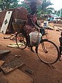 Femme allant au marché.