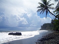 Plage de sable noir à Tahiti.