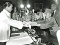 Kontynuujący walkę dwadzieścia dziewięć lat po zakończeniu wojny japoński podporucznik Hirō Onoda poddaje się składając swój miecz na ręce filipińskiego prezydenta Ferdinanda Marcosa (11 marca 1974 roku)
