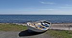 En Roddbåt vid Engelska bryggan i Ystad, med Kåseberga vid horisonten.