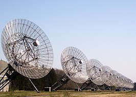 De parabolische antennes op een rij