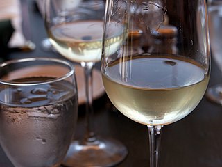 <span class="mw-page-title-main">White wine</span> Wine fermented without skin contact