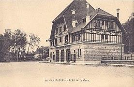 Vue sépia d'un bâtiment d'inspiration anglo-normande.