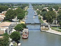 Le canal du Rhône à Sète traversant Aigues-Mortes