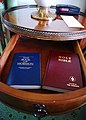 الكتاب المقدس وكتاب مورمون في غرفة فندق، طبعت ووزعت من قبل غيديون الدولية.