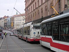 無軌電車利用兩根有軌電車單電車線行走