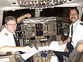 航空会社の制服を着たボーイング757のパイロット（ATA航空、2008年）