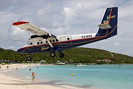 Landende Twin Otter over Plage de Saint-Jean