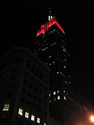 L'Empire State Building, de nuit, pendant les fêtes de fin d'année.