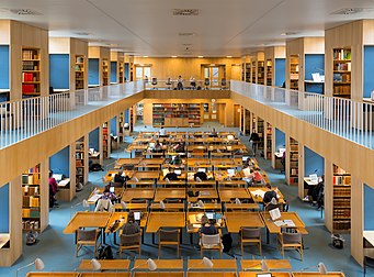 Sala de leitura na Statsbiblioteket, a biblioteca nacional e universitária da Dinamarca na cidade de Aarhus. (definição 5 165 × 3 820)