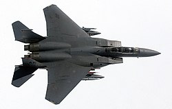 Az Amerikai Légierő egyik alaszkai F–15E Strike Eagle-je két AIM–120 AMRAAM és egy AIM–9 Sidewinder rakétával, valamint egy SN/1387 ACMI-konténerrel a Northern Edge 2002 hadgyakorlat idején