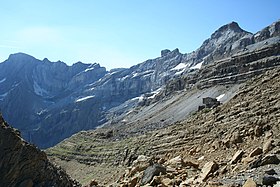 De gauche (est) à droite (ouest) : pic du Marboré, pic de la Cascade oriental, pic de la Cascade central ou pic Brulle, pic de la Cascade occidental, épaule du Marboré, tour du Marboré, casque du Marboré, et refuge des Sarradets. Au centre, cascade de Gavarnie. Voir encadrements des photographies n°1 et n°2 sur Commons.