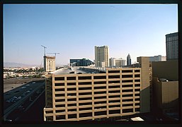 Las Vegas. Veduta dal parcheggio dell'Hotel Paris in direzione dell'MGM hotel.jpg