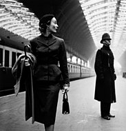 ‏"Victoria Station, London‏" ("תחנת ויקטוריה, לונדון"), 1951. בצילום נראית הדוגמנית ליזה פונסאגריב.