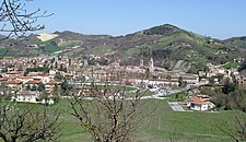 Urbania au pied des collines environnantes.