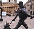 Caird Hall derrière la statue de Desperate Dan