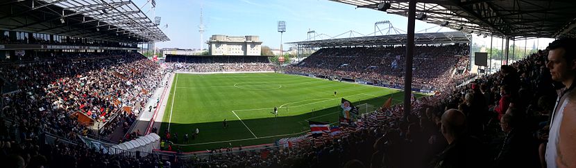 Panorama van het Millerntor-Stadion tijdens de thuiswedstrijd tegen VfR Aalen, gezien vanuit vak S1