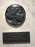 Portretmedaille van Horáková in het trappenhuis van het Nieuwe Gemeentehuis te Praag