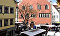 Deutsch: Ravensburg, Blick auf den samstäglichen Wochenmarkt in der Marktstraße, im Hintergrund die Ostfassade des Rathauses