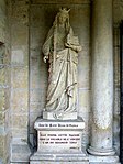 Staty av Anna till vänster om porten till vid klosterkyrkan i Saint-Vincent, efter renoveringen 1996 och ändringen av inskriptionen.
