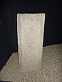 Muzeo de la malnova abatejo de Landévennec : steleo el granito venanta de la "tombejo de la sanktuloj" de Lanrivoaré