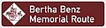 Bertha Benzin ajoreitin opastekyltti. Reitti on omistettu vuonna 1888 tehdylle ensimmäiselle pidemmälle automatkalle.