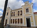 Fachada principal da biblioteca pública de Ortigueira