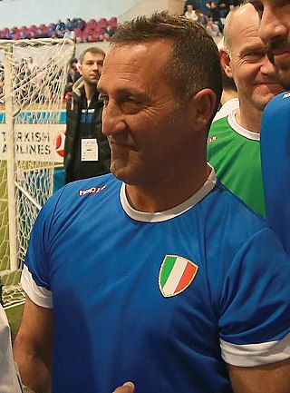 <span class="mw-page-title-main">Angelo Di Livio</span> Italian former footballer (born 1966)