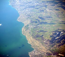 Le lac dans son environnement en avril 2010 (à droite de l'image)