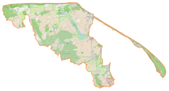 Mapa konturowa powiatu puckiego, blisko górnej krawiędzi nieco na lewo znajduje się czarny trójkącik z opisem „Kępa Ostrowska”