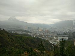 Skyline of ینجیانگ توجیا اور میاو خود مختار کاؤنٹی