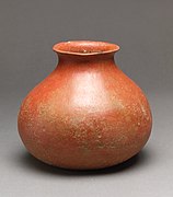 Photographie d'un poterie en forme de vase, posée sur un fond neutre.