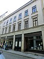 Wohnhaus in geschlossener Bebauung, mit Laden mit originaler Front um 1910 und Hofgebäude