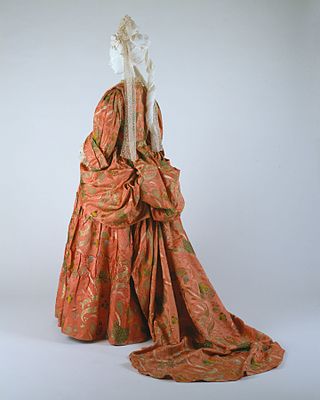 <span class="mw-page-title-main">Mantua (clothing)</span> Draped and pleated womans dress