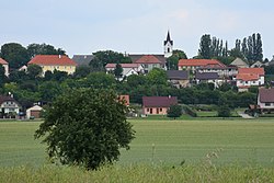 Pohled na Nebužely s evangelickým kostelem