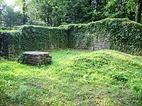 Reste der vermuteten Burgkapelle vor der Mauer zwischen Vor- und Hauptburg