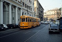 I tram ATAC nella nuova livrea arancione a Piazza Vittorio, febbraio 1989.