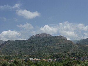 San Marco d'Alunzio arroccato su una collina dei monti Nebrodi