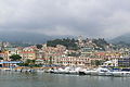 Panoramo de Sanremo vidita de la maro