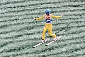 Mikhail Nazarov lors de l'épreuve finale du Grand Prix d'été de saut à ski 2017, à Klingenthal (Saxe). (définition réelle 3 456 × 2 304)