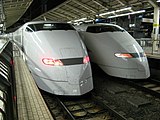 Dua rangkaian Shinkansen seri 300 di layanan Nozomi